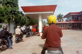 Perlu membiasakan masyarakat dengan fluktuasi harga BBM non subsidi