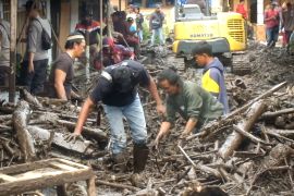 Banjir bandang di Ijen Bondowoso, petugas dan warga bersihkan material