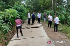 Akses jalan warga Cikarang Timur terputus terdampak banjir