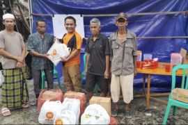 Legislator Balangan serahkan bantuan kepada korban kebakaran