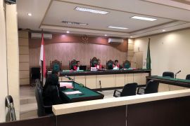 Terdakwa korupsi Jembatan Timbang Tabalong jalani sidang perdana