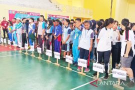 Seratusan pelajar Biak Numfor perebutkan Piala Bupati kejuaraan bulutangkis