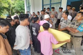 Truk Odol marak di Madina, mahasiswa demo kantor Bupati