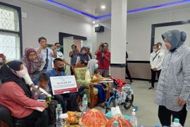 Mensos beri bantuan Asistensi Resos senilai Rp716 juta di Makassar