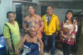 Legislator beri contoh bantu kursi roda warga tak mampu di Kota Surabaya