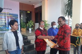 Pemkot Jayapura serahkan HaKI dan NIB untuk perajin batik