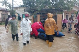 Tiga orang meninggal dunia tersengat listrik saat banjir di Tangerang