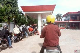 Membiasakan masyarakat dengan fluktuasi  harga BBM nonsubsidi