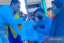 PLN UP3 Kendari serahkan 100 paket sembako kepada penyandang disabilitas