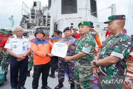 KRI Mahalayati mengirim bantuan sembako ke Kepulauan Masalembo