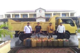 Polisi amankan dua pria dan puluhan jerigen solar bersubsidi di SPBU Aceh Tamiang