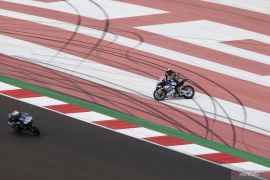 Loris Baz alami patah tulang usai crash dengan Lowes di WSBK Mandalika