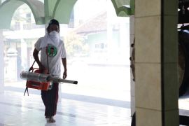 Relawan KMJT fogging di Ponpes di Malang cegah bahaya DBD