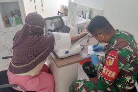 Satgas Pengamanan Perbatasan berikan vaksinasi bagi pelintas di PLBN Badau