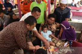 Bupati Tapsel dan keluarga korban harap santri yang hanyut dapat ditemukan