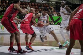 Pebasket senior Bima Risky bantu latihan Pacific Caesar