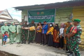 Kodim 1412/Kolaka salurkan sembako kepada anak  stunting