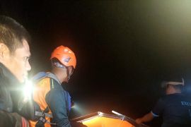 Tim SAR evakuasi jasad santri tenggelam di Sungai Batang Asai Merangin