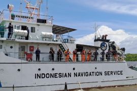 Tim SAR gabungan Merauke tunda evakuasi KM Vivie Rae II akibat cuaca buruk