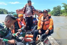 Di tengah derasnya arus, tim berjuang keras mencari santri yang hanyut