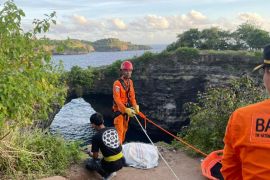 Tim SAR evakuasi WN India yang terjatuh di Broken Beach-Nusa Penida