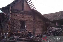 Ratusan rumah di Madiun rusak diterjang angin puting beliung