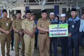 Bupati HSS serahkan hibah untuk Baznas