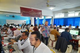 Dua peserta absen saat tes tertulis seleksi calon anggota KPU Kepri