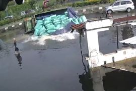 Truk bermuatan gabah terguling akibat jalan rusak