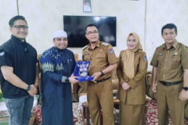 Presenter kenamaan Arie Untung takjub dengan alam dan kuliner Payakumbuh