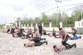 Asah kemampuan saat bertugas, polisi di Meranti diberi latihan beladiri