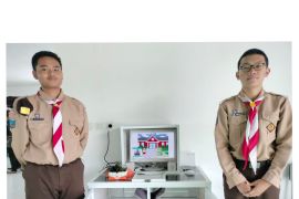 Pelajar MAN IC Bangka Tengah ciptakan robot pemilah sampah