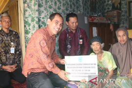 KPPN dampingi Dinas PMD serahkan BLT kepada masyarakat