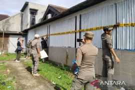 Satpol PP segel tempat karaoke di Jalan Raya Puncak Bogor