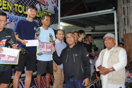 Pj Wako Payakumbuh tutup kejuaraan badminton Di NDB secara resmi