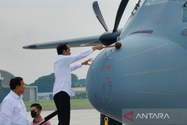 Jokowi meninjau pesawat baru TNI AU C-130J-30 Super Hercules A-1339