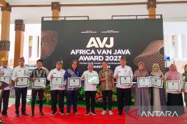Bupati Situbondo terima penghargaan "AVJ Award" pelopor pariwisata