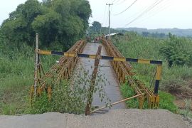 Jembatan penghubung antarkecamatan di Purwakarta ambles