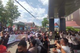 Ribuan warga Muba demo minta legalkan tambang minyak tradisional