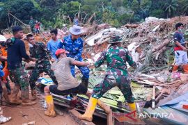 Pencarian korban longsor Natuna terkendala minimnya peralatan