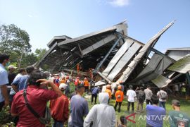 Bangunan pabrik karet di Kalsel ambruk