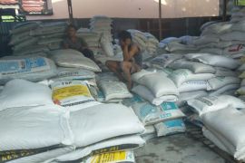 Pangdam I/BB serahkan pengoplos pupuk  diduga ilegal ke Polda Sumut