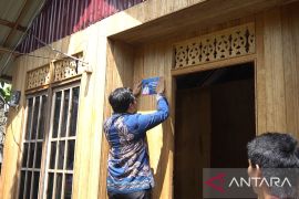 Bupati HST serahkan 118 rumah layak huni bantu MBR