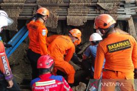 Satu korban tewas akibat pabrik karet ambruk di Tanah Laut