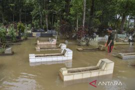 Tempat pemakaman umum terendam banjir