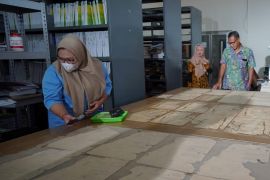 Dukcapil Kota Madiun perbaiki 1.200 arsip berusia tua