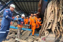8 orang dievakuasi akibat pabrik karet ambruk di Tanah Laut