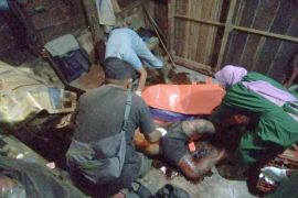 Geger, warga Duri temukan pria membusuk di kamar