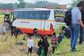Polisi Kediri tangani bus terperosok ke sawah