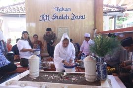 Untuk wisata religi, makam ulama besar Kyai Sholeh Darat direnovasi